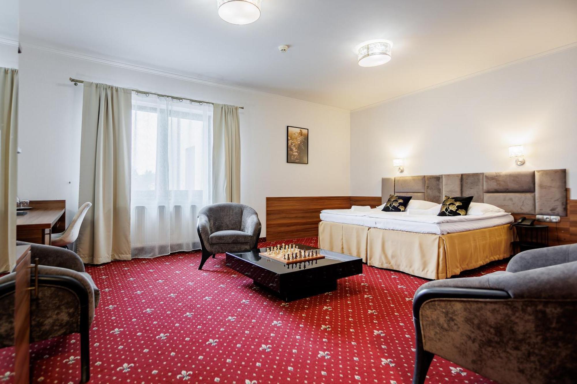 Hotel Cristal Park Dąbrowa Tarnowska Exterior foto