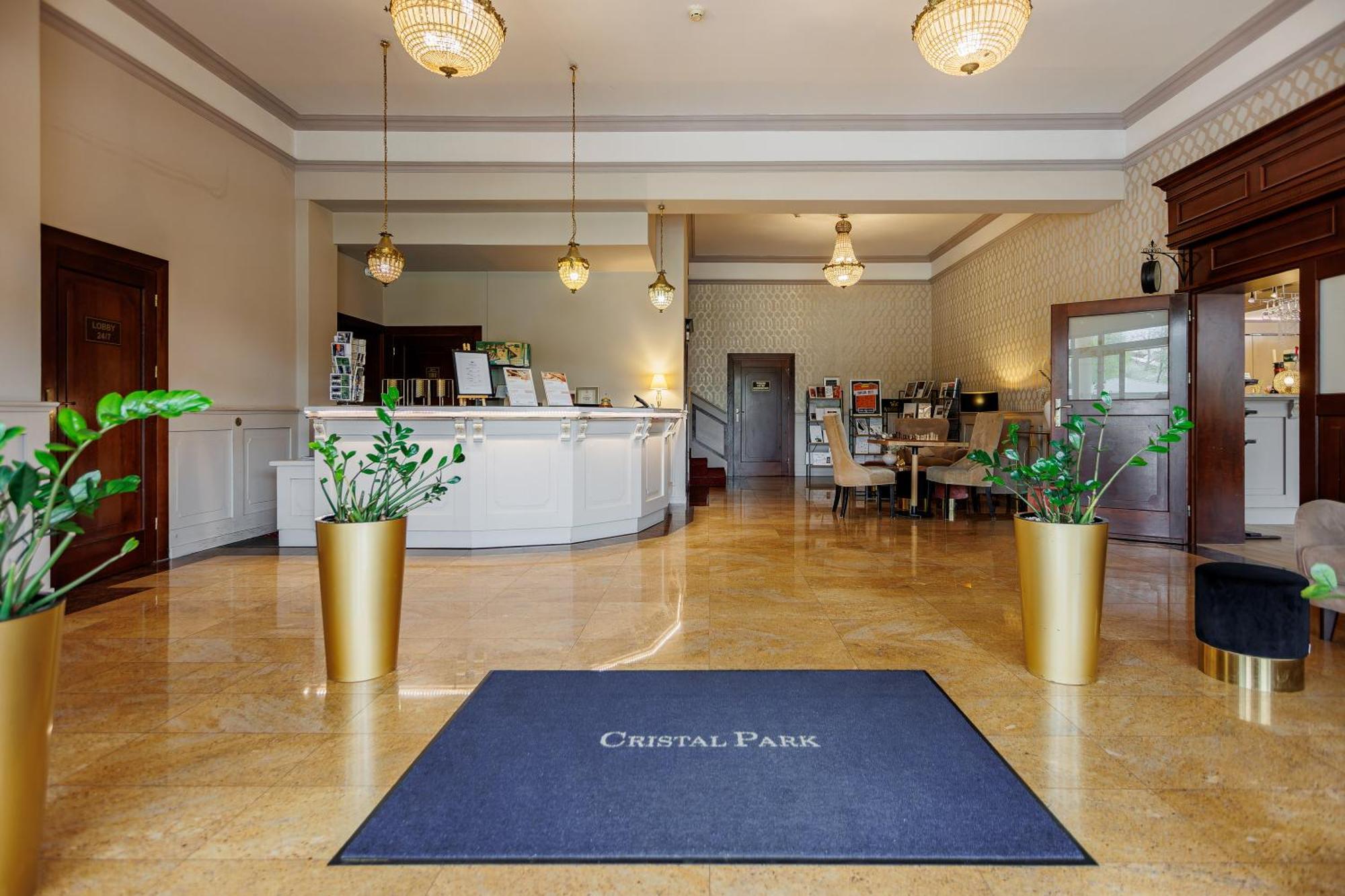 Hotel Cristal Park Dąbrowa Tarnowska Exterior foto